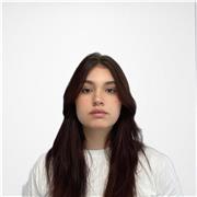 Profesora de inglés imparte clases a niños de primaria y ESO